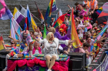 Amsterdam 'da Gaypride Kanal Yürüyüşü Hollanda 3-8-2024