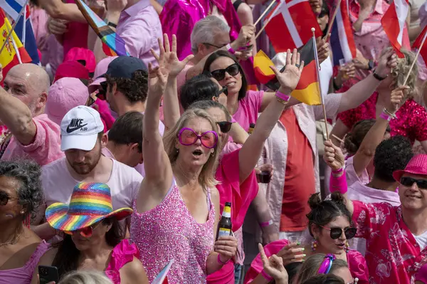 Amsterdam 'da Gaypride Kanal Yürüyüşü Hollanda 3-8-2024