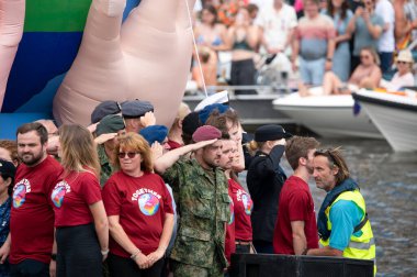 Bakan Van Defensie Gaypride Kanal Geçidi Amsterdam Hollanda 3-8-2024