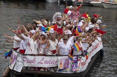 Pembe Bayanlar Eşcinsel Kanal Yürüyüşü Amsterdam 'da Hollanda 3-8-2024