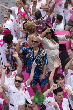 Roze in Wit Gaypride Kanal Geçidi Amsterdam Hollanda 3-8-2024