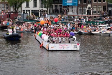 LGBTQIA + netwerk PwC Gaypride Kanal Geçidi Amsterdam 3-8-2024