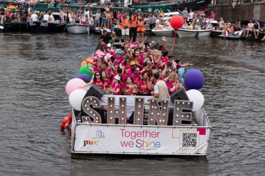 LGBTQIA + netwerk PwC Gaypride Kanal Geçidi Amsterdam 3-8-2024