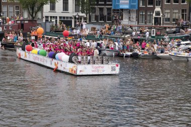 LGBTQIA + netwerk PwC Gaypride Kanal Geçidi Amsterdam 3-8-2024