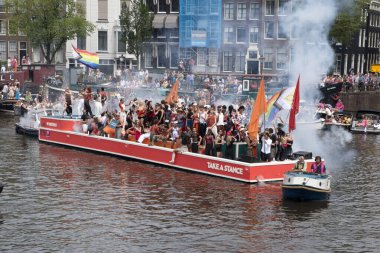 W Otelleri Gaypride Kanal Geçidi Amsterdam Hollanda 3-8-2024