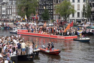 W Otelleri Gaypride Kanal Geçidi Amsterdam Hollanda 3-8-2024