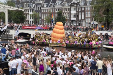 Amsterdam 'da Eşcinsel Tekne Yürüyüşü 3-8-2024 Hollanda