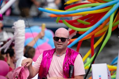 Ikwilvanmijnsoaaf.nl Gaypride Kanal Geçidi Amsterdam Hollanda 3-8-2024