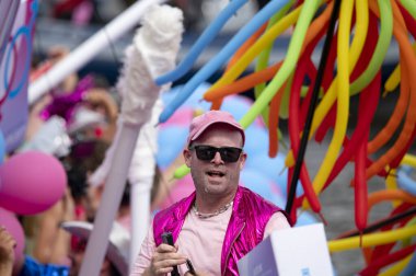 Ikwilvanmijnsoaaf.nl Gaypride Kanal Geçidi Amsterdam Hollanda 3-8-2024