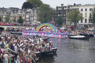 Ikwilvanmijnsoaaf.nl Gaypride Kanal Geçidi Amsterdam Hollanda 3-8-2024