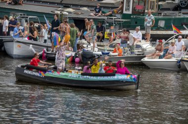 Amsterdam 'daki Gaypride Kanal Yürüyüşü Hollanda 3-8-2024