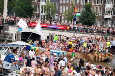 Amsterdam 'da Eşcinsel Gururu Kanal Geçidi 3-8-2024
