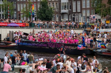 Eşit Haklar Koalisyonu, Hollanda 3-8-2024 Amsterdam 'daki Gaypride Kanal Tekne Geçidi' nde Tekne Teknesi