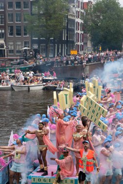 Amsterdam 'daki Gaypride Kanal Yürüyüşü' nde Gay Expats Amsterdam 3-8-2024