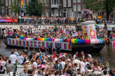 Amsterdam 'daki Gaypride Kanal Geçit Töreni Gurur Üniversitesi 3-8-2024