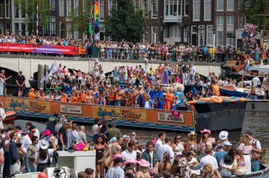 Amsterdam 'da Eşcinsel ve Ayık Kanal Yürüyüşü Hollanda 3-8-2024