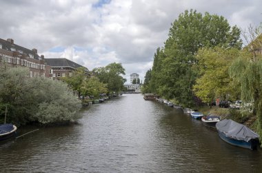 Amsterdam 'daki Barbiersbrug Köprüsü' nden Görüntü Hollanda 21-8-2024