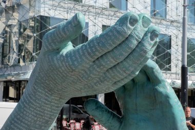 Tegen Alle Stromen Herdenkingsmonument 'da Peter R De Vries Amsterdam' da 27-8-2024