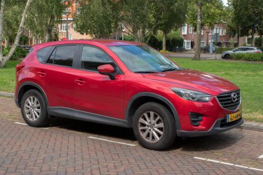 Amsterdam 'da Kırmızı Mazda CX-5 Hollanda 23-5-2024