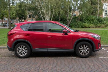 Amsterdam 'da Kırmızı Mazda CX-5 Hollanda 23-5-2024