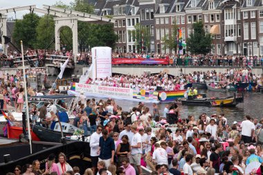 Roze in Wit Gaypride Kanal Geçidi Amsterdam Hollanda 3-8-2024