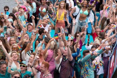 AVRO TROS Gaypride Canal Boat Parade Amsterdam Hollanda 3-8-2024