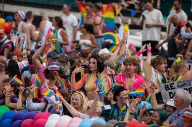 Amsterdam 'da Gaypride Kanal Yürüyüşü Hollanda 3-8-2024