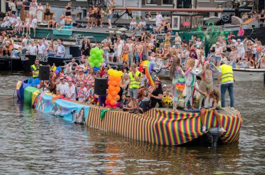 Amsterdam 'da Gaypride Kanal Yürüyüşü Hollanda 3-8-2024