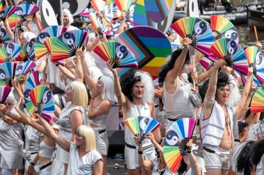 Amsterdam 'da Gaypride Kanal Yürüyüşü Hollanda 3-8-2024