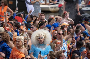 Amsterdam 'da Gaypride Kanal Yürüyüşü Hollanda 3-8-2024