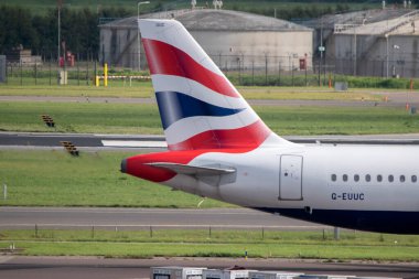 Schiphol Havaalanı 'ndaki British Airways Embraer E190SR uçağının yan görüntüsü. Hollanda 29-8-2024.