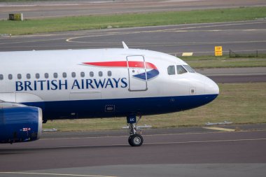 Schiphol Havaalanı 'ndaki British Airways Embraer E190SR uçağının yan görüntüsü. Hollanda 29-8-2024.