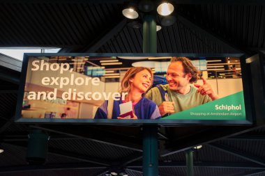 Schiphol Havaalanı 'ndaki reklam panosu. Hollanda 29-8-2024.