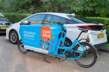Amsterdam 'da Coolblue Teslimat Bisikleti 19-8-2024 Hollanda