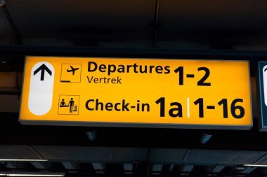 Schiphol Havaalanındaki Kapılardan Önce Yön İşareti. Hollanda 29-8-2024
