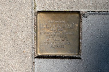 Amsterdam Betsy Hondsregt 'den Stolperstein Anıt Taşı Hollanda 21-3-2024 Stolperstein Anıt Taşı Betsy Hondsregt Amsterdam' da 21-3-2024