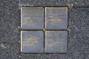 Amsterdam 'daki Leboerchen Ailesi' nden Stolperstein Anıt Taşı 7-5-2024