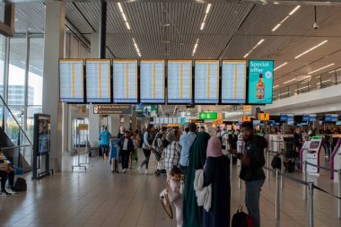 Schiphol Havaalanı 'ndaki Zaman Çizelgesi Hollanda 29-8-2024