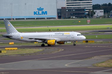 Schiphol Havaalanı 'ndaki Vueling Airbus uçağı Hollanda 29-8-2024