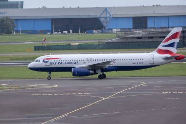 Bir British Airways Embraer E190SR uçağı Schiphol Havaalanında. Hollanda 29-8-2024