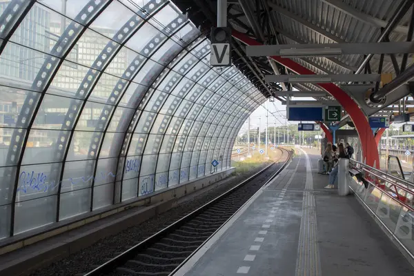 İstasyon Rai Amsterdam 'daki Tren Platformu Hollanda 29-8-2024