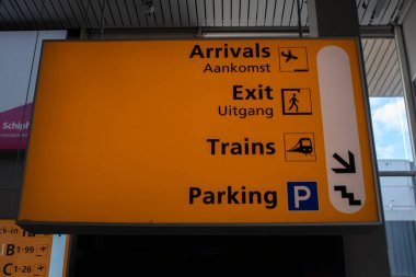 Schiphol Havaalanındaki Kapılardan Önce Yön İşareti. Hollanda 29-8-2024