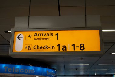 Schiphol Havaalanındaki Kapılardan Önce Yön İşareti. Hollanda 29-8-2024