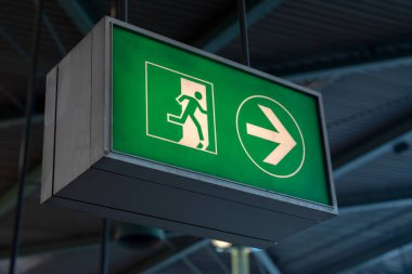 Schiphol Havaalanı Acil Çıkış Tabelası. Hollanda 29-8-2024.