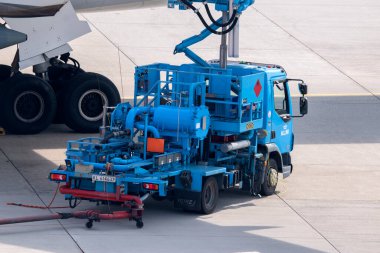 Schiphol 'da bir yakıt kamyonu Hollanda 29-8-2024