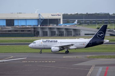 Schiphol 'da bir Lufthansa Airbus uçağı. Hollanda 29-8-2024.