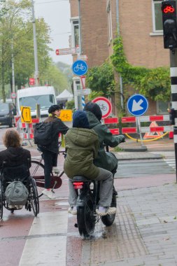 Amsterdam 'da Kaldırım Giden Arka Şişko Motosikleti Hollanda 1-10-2024