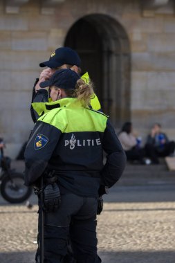 Amsterdam 'daki İsrail yanlısı gösteride çalışan bir grup polis Hollanda 7-10-2024