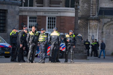 Amsterdam 'daki İsrail yanlısı gösteride çalışan bir grup polis Hollanda 7-10-2024