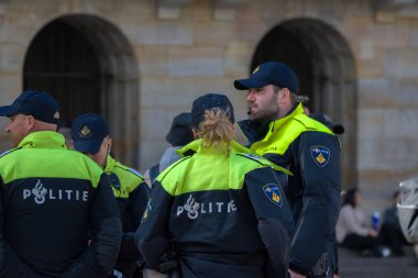 Amsterdam 'daki İsrail yanlısı gösteride çalışan bir grup polis Hollanda 7-10-2024